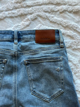 Load image into Gallery viewer, hidden medium wash distressed jeans
