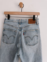 Load image into Gallery viewer, Levi&#39;s Wedgie Straight Light Wash Denim - Size 6
